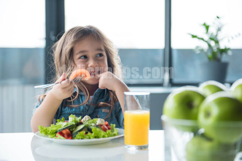 niña-comer-sano